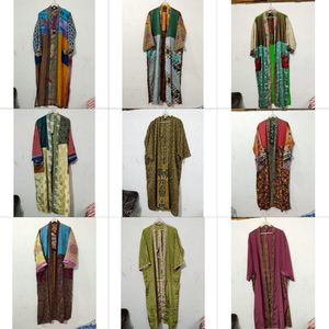 Kimono de luxe d'été, robe longue patchwork faite main, style indien vintage, en soie de sari recyclée, idéal comme cache-maillot ou tenue de nuit. - Product Image 1