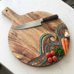 Planche à découper ronde en bois avec motifs complexes de vagues océaniques sculptés à la main et accents turquoise vibrants pour couper les légumes - Product Image 5