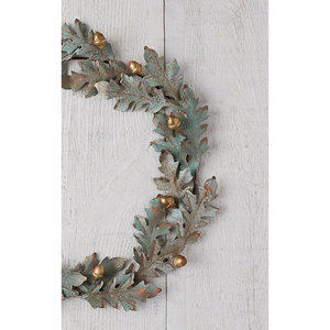 Couronne rustique en métal, fabriquée avec des feuilles de chêne patinées de verdigris et accentuée de des acorns dorés chatoyants pour la décoration d'automne - Product Image 6