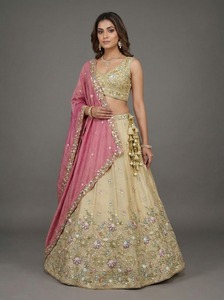 Ensemble Lehenga indien pakistanais en soie brodée rose, longueur au sol, avec blouse sans manches et dupatta, tenue de mariée florale - Product Image 6