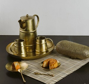 Pichet minimaliste fini or, carafe élégante, idéal pour la présentation sur la table basse et le service de boissons à la maison, vente en gros depuis l'Inde - Product Image 2