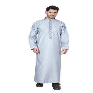 Thobe pour homme en polyester bleu clair, à manches longues, longueur au sol, style décontracté pour tous les jours, col à capuche, style Moyen-Orient, coupe classique, pour adultes, Ramadan - Product Image 1