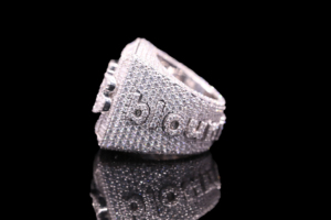 Montre bague unisexe de luxe tendance en argent plaqué avec moissanite sertie à griffes, design de créateur, pour fiançailles, mariage, anniversaire - Product Image 1