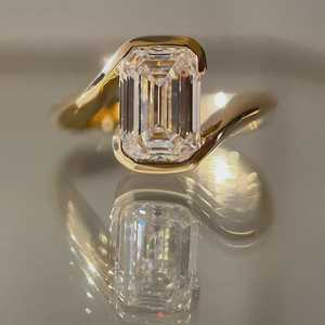 แหวนเพชรทรงเอเมอรัลด์ 3.02 กะรัต ดีไซน์ไขว้ สำหรับผู้หญิง ทองคำ 14K สีเหลือง ของขวัญขอแต่งงานสำหรับแฟนสาว - Product Image 1