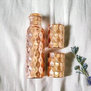 Botella de Agua de Cobre Martillado con Diseño de Diamantes, con 2 Vasos, Duradera y con Diseños Personalizables, Embalaje de Regalo Disponible - Product Image 6