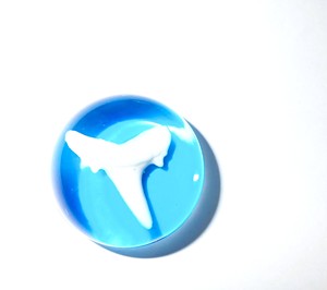 Dientes de Tiburón Artificiales Modernos de Plástico Cabujón, Redondos de 25x25 mm con Base Plana Azul Transparente para Manualidades y Joyería - Product Image 4