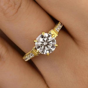Anillo de compromiso de moissanita con diamante redondo de 2 quilates y engaste de pétalos de moissanita, con pavé de eternidad y diamantes en el borde. - Product Image 4