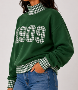 Sweat-shirt vert à col roulé pour femme avec appliqué à carreaux 1909 sur le devant, manches classiques, pour l'automne - Product Image 4