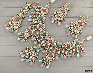 ชุดสร้อยคอแบบอินเดีย Kundan Polki พร้อมต่างหูแบบ Chandelier ชุบทองโบราณ และเครื่องประดับ Mang Tika สำหรับงานแต่งงานแบบชาติพันธุ์ - Product Image 4