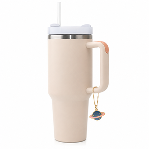 Colgante de metal esmaltado suave personalizado para asa de vaso, decoración de botella de agua, bonito colgante de taza Kawaii, venta al por mayor - Product Image 1