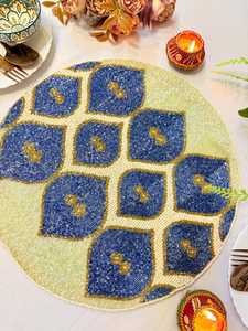 Set de table artisanal bleu et or perlé, broderie florale à sequins, en polyester/coton écologique, pour la décoration de table à manger à la maison ou à l'hôtel - Product Image 4