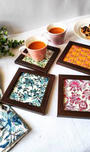 Posavasos Redondos de Tela Amarilla Hechos a Mano con un Diseño de Luna Durmiente Pintado a Mano y Bordes Decorativos Cosidos - Product Image 4