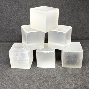 หินเซเลไนต์ขัดเงาทรงลูกบาศก์สำหรับทำเฟิงสุ่ย หินบำบัดคริสตัล ขายส่งเซเลไนต์ขนาด 25-30 มม. ทรงลูกบาศก์ขัดเงาจากอินเดีย - Product Image 1