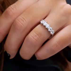 Bague de fiançailles en diamant blanc argenté de bonne qualité pour femmes, avec diamants naturels de taille ronde, disponible à bon prix - Product Image 4