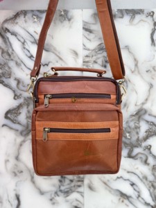 Bolso de hombro de viaje de cuero Crunch de diseñador único, bolso de mensajero de moda para hombre, bolso cruzado pequeño de diseñador para mujer - Product Image 3