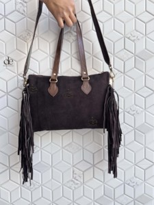 กระเป๋าถือหนังวัวดีไซน์เฉพาะตัว  แกะสลักลายหนัง  พร้อมพู่หนัง  กระเป๋าสะพายทรงสวยเก๋  กระเป๋าหนังสำหรับผู้หญิงอเนกประสงค์ - Product Image 4