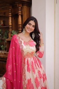 Robe de soirée en soie russe de qualité supérieure, imprimée numériquement, brodée de sequins et de zari, manches longues, col en V, 55 pouces, 3 mètres, avec dupatta évasé et dentelle ajourée. - Product Image 5