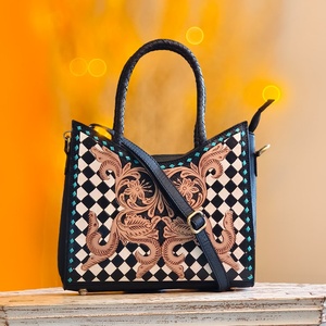 Bolso Cruzado de Cuero Genuino Venus Leathers, Estilo Western, Hecho a Mano, con Patrón de Letras y Flores, Cierre de Cremallera, 45-55cm, ¡Gran Venta! - Product Image 1