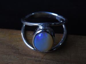 Anillo Clásico Australiano con Ópalo Sólido en Engaste de Bisel - Plata - Piedra de Nacimiento de Octubre - Talla 4.5 de EE. UU. - Hecho a Mano - Regalo de Boda y Fiesta para Ella - Product Image 3