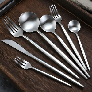 Juego de Cubiertos de Acero Inoxidable al por Mayor, Estilo Nórdico, Juego de Cubiertos Portátil Portugués, Juego de Cucharas y Tenedores Dorados - Product Image 4