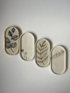 Stylish Oval Enamel Coated Iron Tray Crafted For Elegant Serving <b>Decorative</b> Display And Everyday Utility - Product Image 1