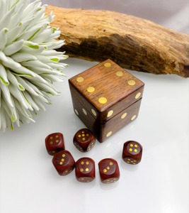 Boîte à dés en bois artisanale avec dés assortis, étui de rangement haut de gamme, accessoire de jeu de table classique, cadeau pour la maison, les voyages et la famille - Product Image 6