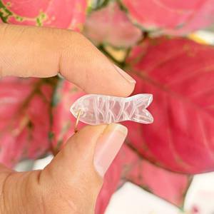 Pendentif poisson en quartz transparent sculpté à la main, breloque animale en cristal naturel avec passant doré pour la fabrication de bijoux et colliers - Product Image 3