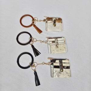 Cartera de Cuero de Lujo con Borla y Asa de Anillo, Cierre de Cremallera Portátil, Diseño Estampado en Marrón y Beige - Product Image 6