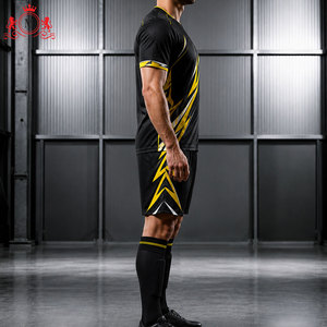 ชุดเสื้อฟุตบอลสีดำเหลืองแบบซับลิเมชั่นพร้อมกางเกงขาสั้น ระบายอากาศได้ดี ผลิตจากโพลีเอสเตอร์ สำหรับผู้ใหญ่ ชุดยูนิฟอร์มฟุตบอลชาย ตรวจจับรอยตะเข็บด้วยระบบเข็ม - Product Image 6