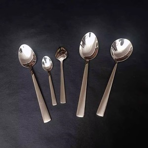 Juego de cubiertos de acero inoxidable de alta calidad con un elegante acabado pulido a espejo que mejora la experiencia gastronómica en general. - Product Image 2