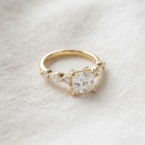 Anillo de Compromiso de Diamante Cultivado en Laboratorio con Corte Princesa en Oro Amarillo para Mujer, con Diamantes Laterales, Certificado IGI, Moderno, para Regalo de Boda o Fiesta - Product Image 3