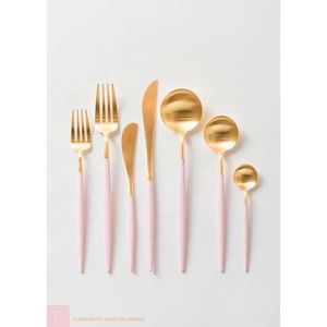 Poignée en céramique rose clair avec vaisselle de luxe plaqué or pour hôtel et mariage Ensemble de couverts en or Ensemble de couverts pour mariage - Product Image 1