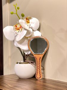 Espejo de maquillaje de bolsillo de cuero genuino para mujer, espejo de mano con estilo occidental, espejo de diseñador Vintage, regalo perfecto para ella - Product Image 5