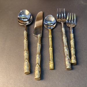 Exclusivo Juego de Cubiertos de 5 Piezas Inspirado en el Bambú con Mangos de Latón Dorado Texturizado y Cabezas de Cubiertos Plateadas Pulidas para Accesorios del Hogar - Product Image 2