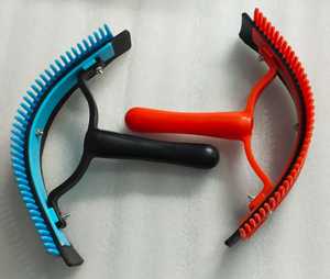 Cepillo para el Cuidado del Caballo Azul y Rojo con Mango para Limpieza y Cuidado en la Establos - Product Image 1