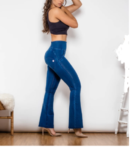 Vaqueros de mujer de tiro alto, corte bootcut, en mezclilla lavada negra y gris vintage - Product Image 3