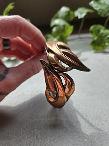 Brazalete Abierto de Cobre Grabado Texturizado, Hecho a Mano, Personalizado, Joyería Energética de Bienestar Terapéutico para Navidad - Product Image 1