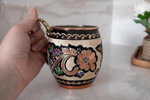 Mug en cuivre émaillé noir peint à la main avec motif floral gravé, poignée en laiton, vaisselle décorative, collection cadeau - Product Image 3