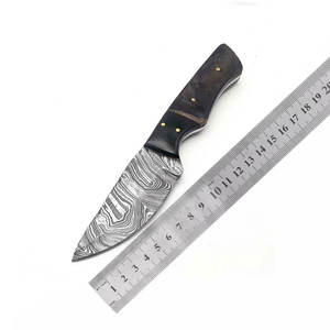 Cuchillo de Caza Compacto de Acero de Damasco, Mango Negro, Hoja con Patrón Decorativo, Personalizable OEM, Alta Calidad, Garantía de 3 Años - Product Image 1