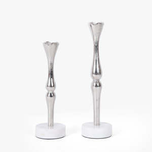 Ensemble de deux porte-bougies en aluminium argenté avec base en marbre blanc, élégants supports métalliques pour bougies pour table à manger - Product Image 2