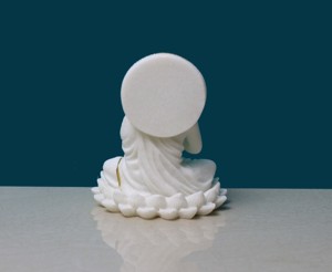 Elegante Estatua de Buda de Resina Blanca con Detalles en Dorado, Artesanía Nirmala |   Figura Decorativa Art Deco Hecha a Mano de Buda Meditando con Base de Loto para - Product Image 4