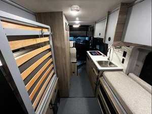 Autocaravana MINT Clase B RED 2025 Winnebago SOLIS 59P en venta |   Autocaravana |   Camioneta de aventura |   vida en autocaravana - Product Image 2