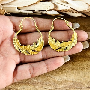 Nuevos Aretes de Aro Boho con Plumas, Aretes de Aro Tribales de Latón para Mujer, Bañados en Oro de 18k con Plumas Colgantes para Venta al por Mayor OEM ODM - Product Image 3
