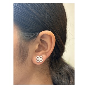 Pendientes Clásicos de Diamantes Cultivados en Laboratorio de Diseño, 0.55 Ct, Oro de 14K, Certificados por IGI, Lujosos con Diseño Floral en Halo, Regalo para Bodas y Fiestas - Product Image 6
