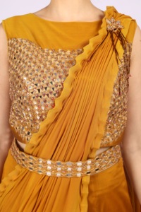 Hermoso atuendo con elegancia. Saree estilo sirena listo para usar para mujer con trabajo de espejos. Aspecto glamuroso para mujer. - Product Image 3
