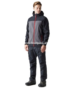 Veste de ski de randonnée softshell respirante pour homme en noir avec logo imprimé sur mesure et fermetures éclair inversées - Product Image 1