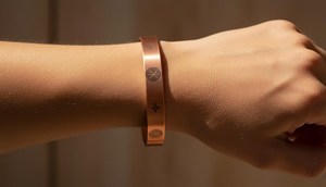 Brazalete de Cobre Puro Hecho a Mano con Grabado, Joyería de Cobre Sólido con Símbolo Rúnico Curativo para Hombres y Mujeres, Diseño Simple OEM - Product Image 2