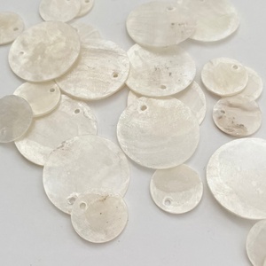 Conchas de capiz a precio económico, discos planos naturales con orificio para hacer manualidades y arte con conchas. - Product Image 4