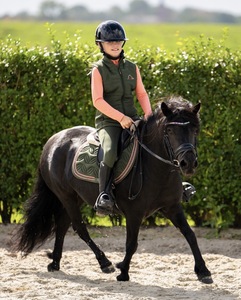Gilet d'équitation personnalisé pour femmes |   Gilet matelassé pour l'équitation |   Vêtements d'équitation sans manches |   Marque privée OEM - Product Image 3