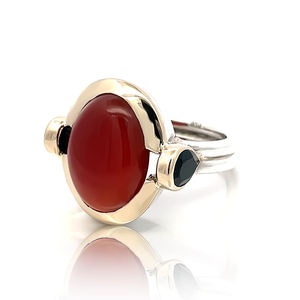 Anillo de Cóctel Ovalado con Baño de Oro y Plata 925, con Incrustaciones de Coral y Piedras Negras, Ideal para Aniversario - Product Image 1